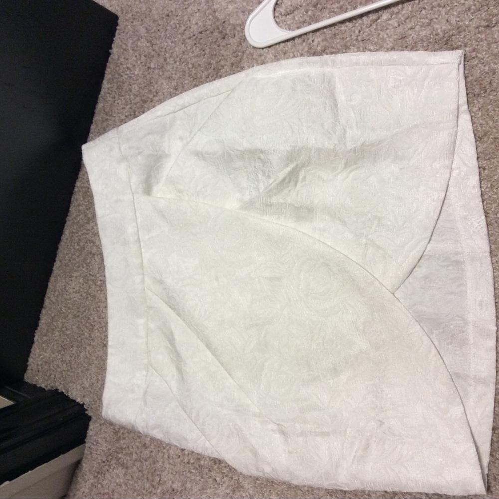 LULUS white pocket skirt, size small